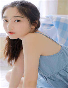 女生出拳